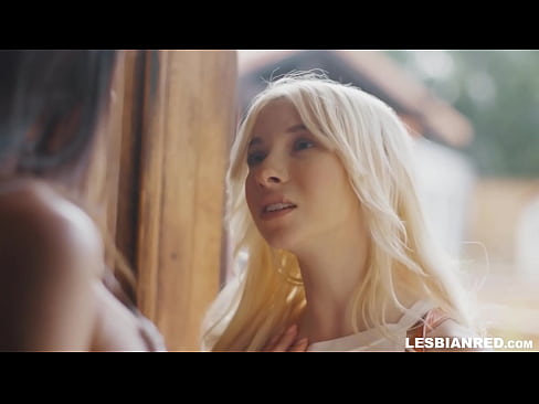 ❤️ Dívka se po několika měsících vrátí domů a skončí u lízání kundy své nevlastní matky Ruské porno u nás ️❤